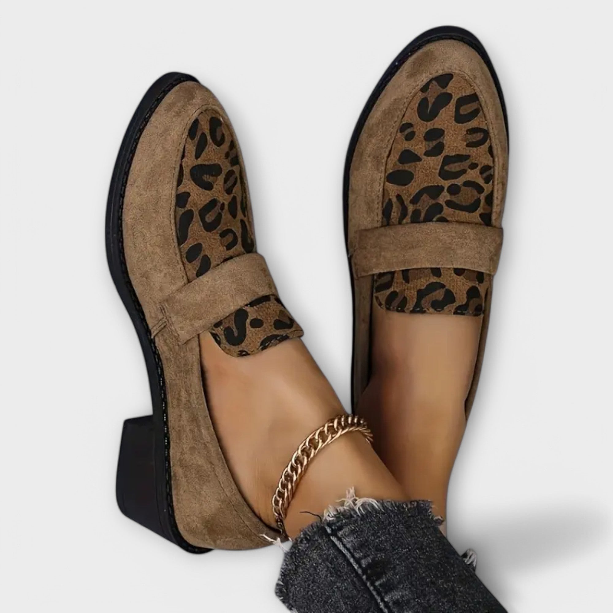 Savina – eleganckie buty damskie z nadrukiem w panterkę